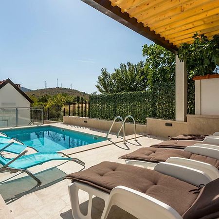 House Luce With Pool Apartment Čisla Екстериор снимка