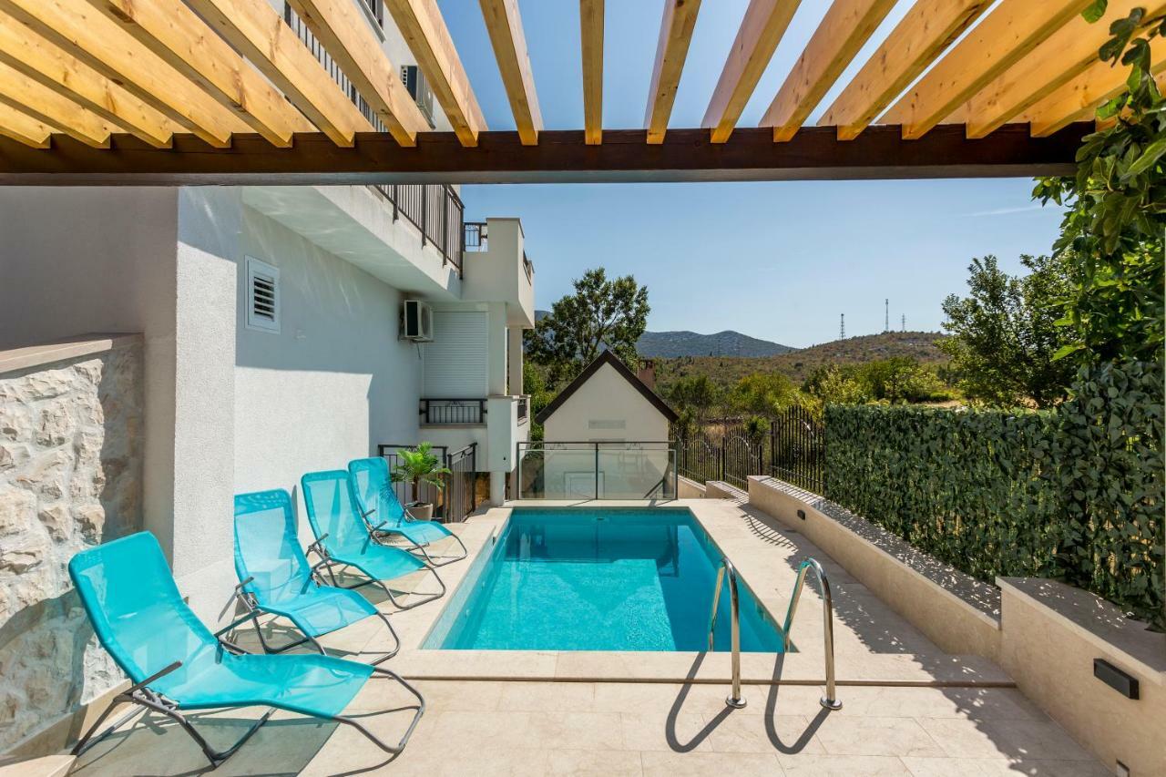 House Luce With Pool Apartment Čisla Екстериор снимка