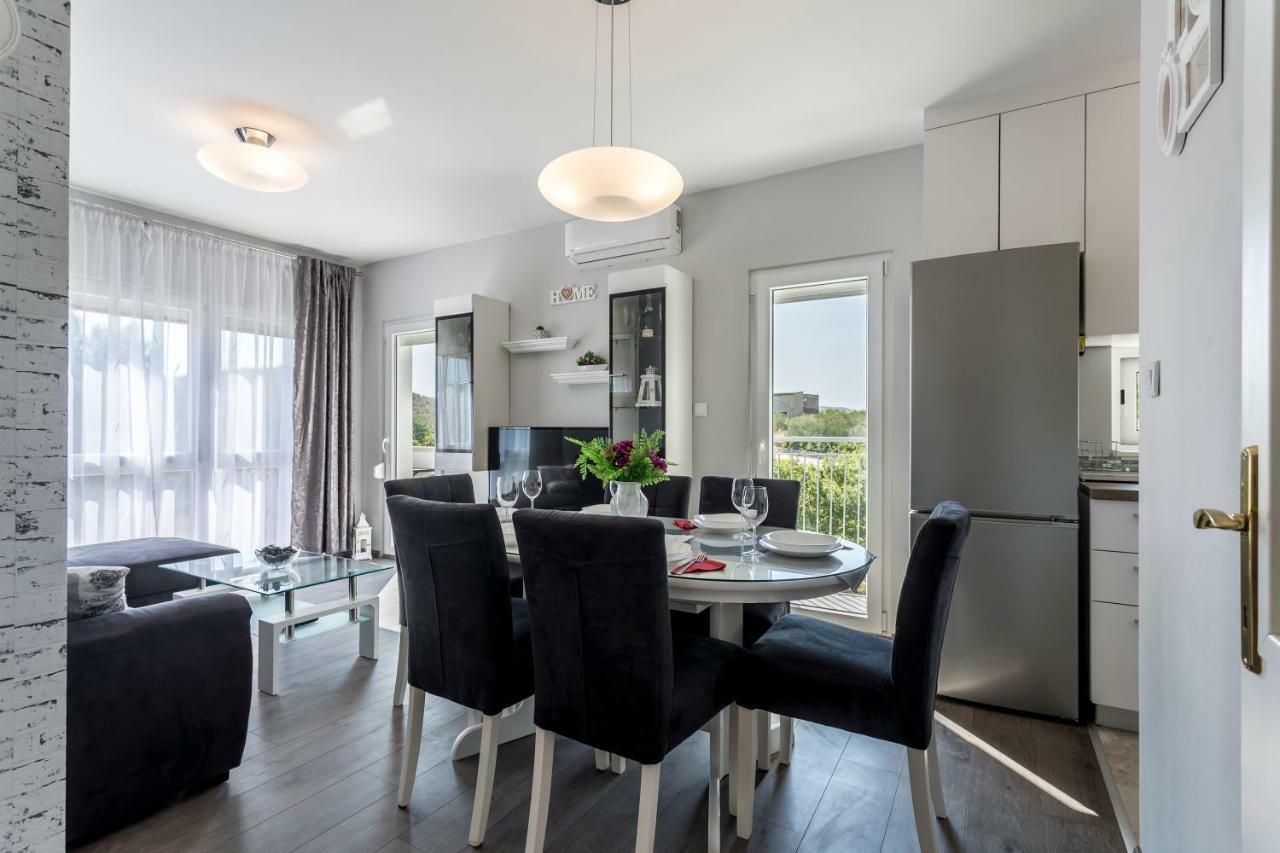 House Luce With Pool Apartment Čisla Екстериор снимка