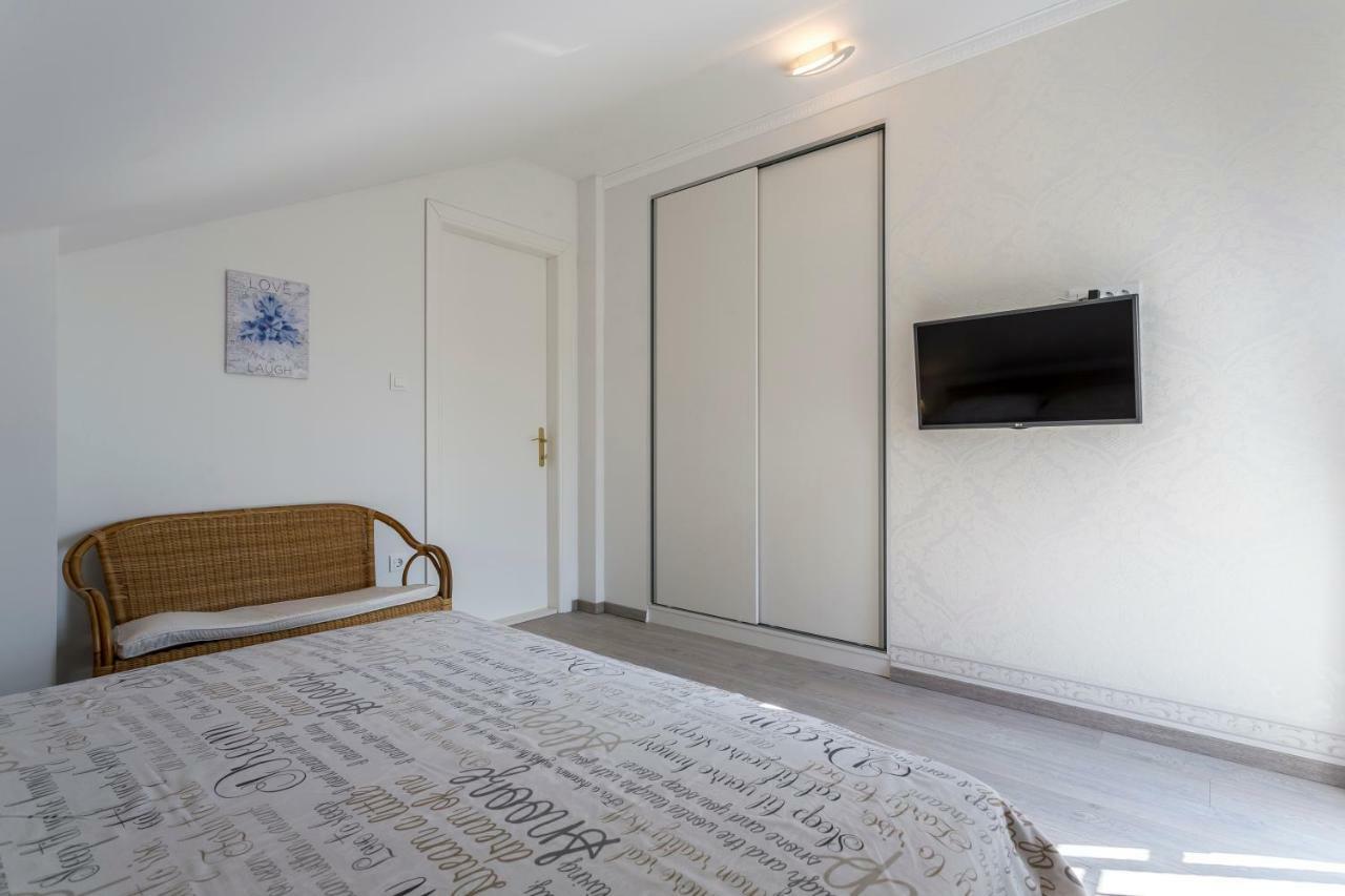 House Luce With Pool Apartment Čisla Екстериор снимка