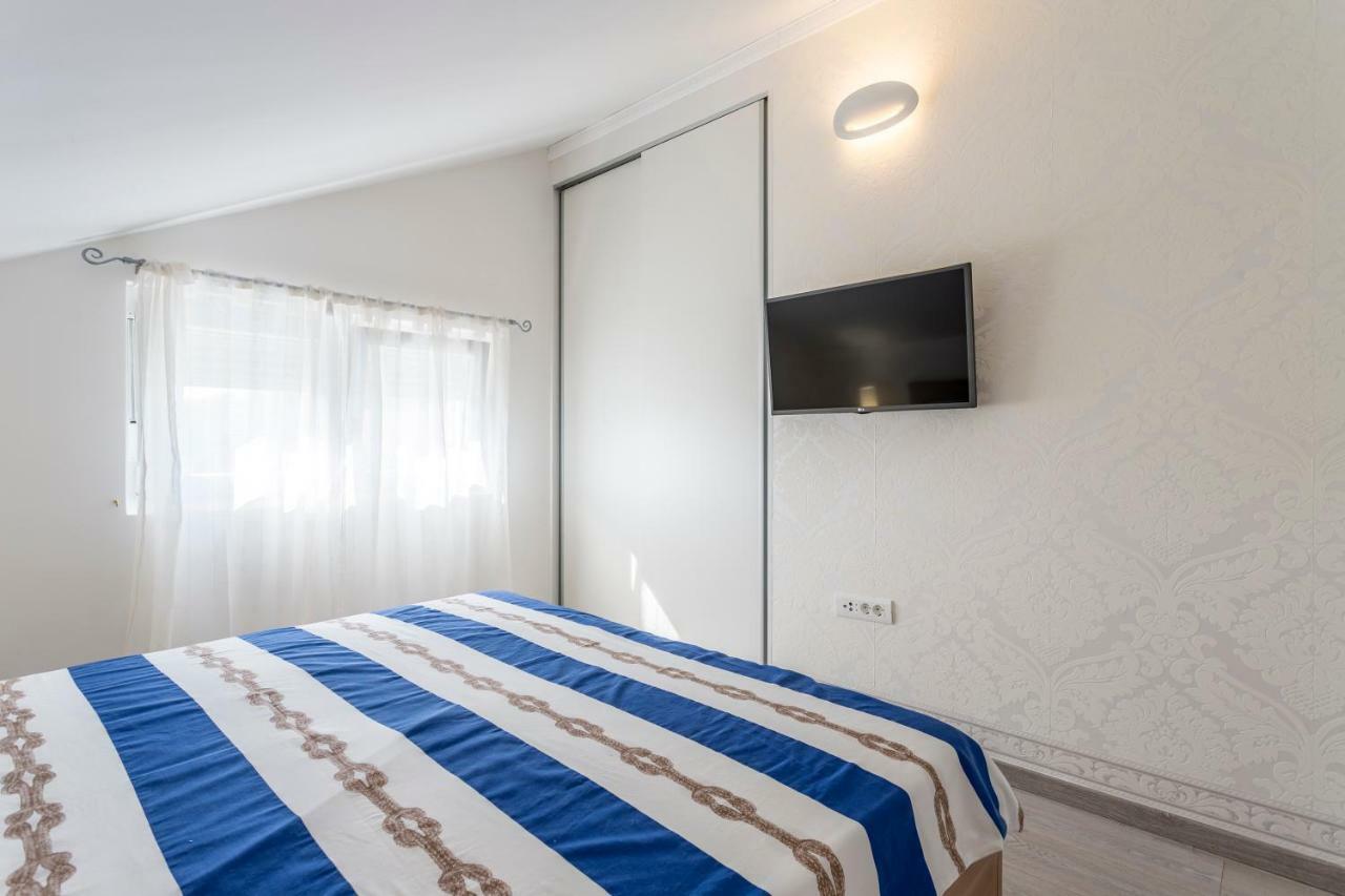 House Luce With Pool Apartment Čisla Екстериор снимка