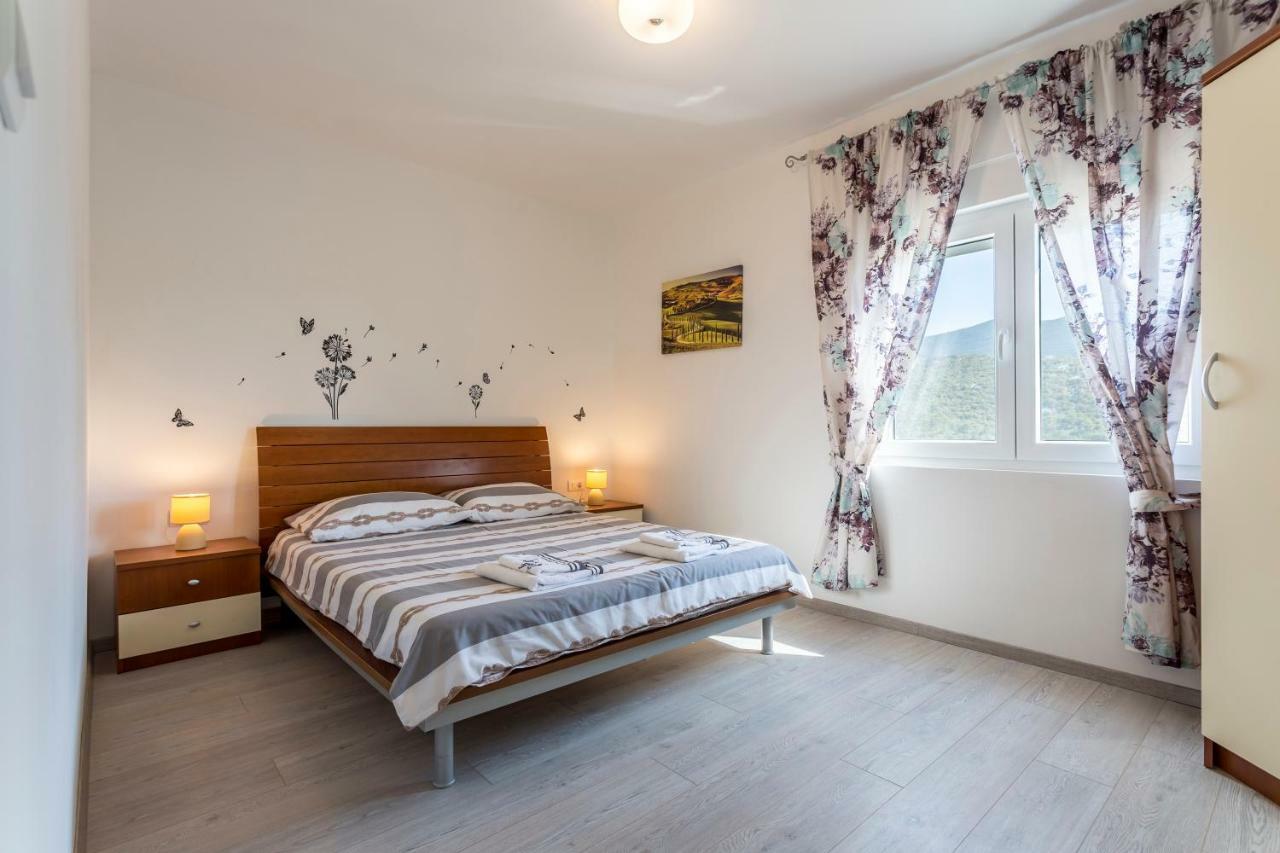 House Luce With Pool Apartment Čisla Екстериор снимка