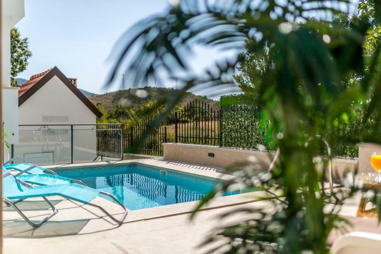House Luce With Pool Apartment Čisla Екстериор снимка