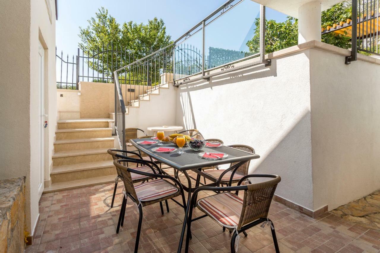 House Luce With Pool Apartment Čisla Екстериор снимка