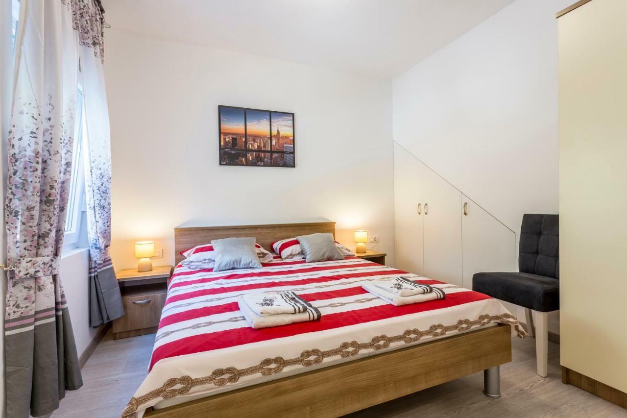 House Luce With Pool Apartment Čisla Екстериор снимка