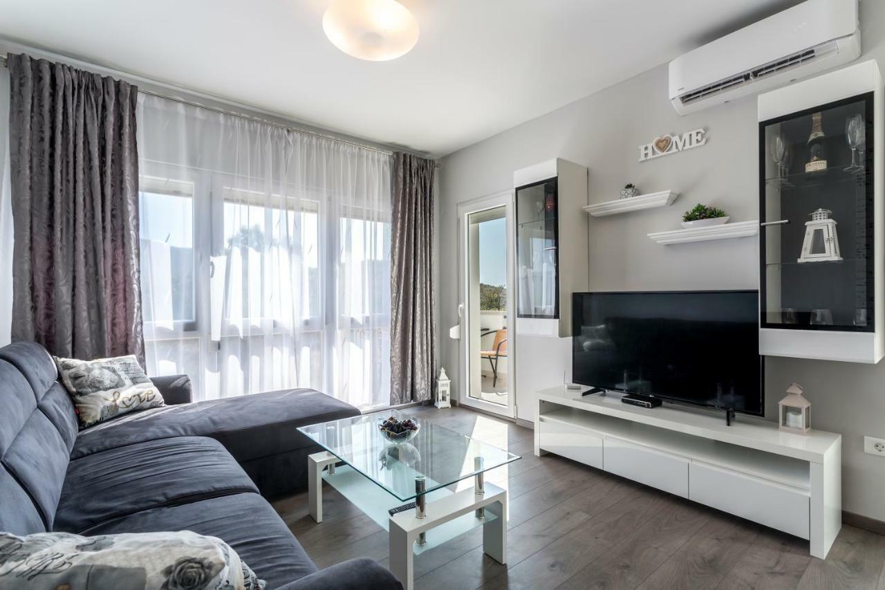 House Luce With Pool Apartment Čisla Екстериор снимка