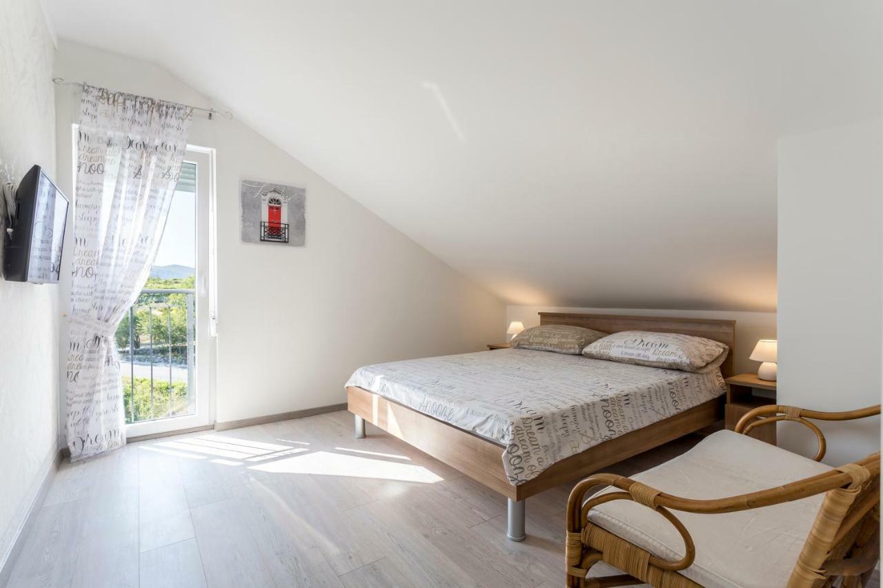 House Luce With Pool Apartment Čisla Екстериор снимка
